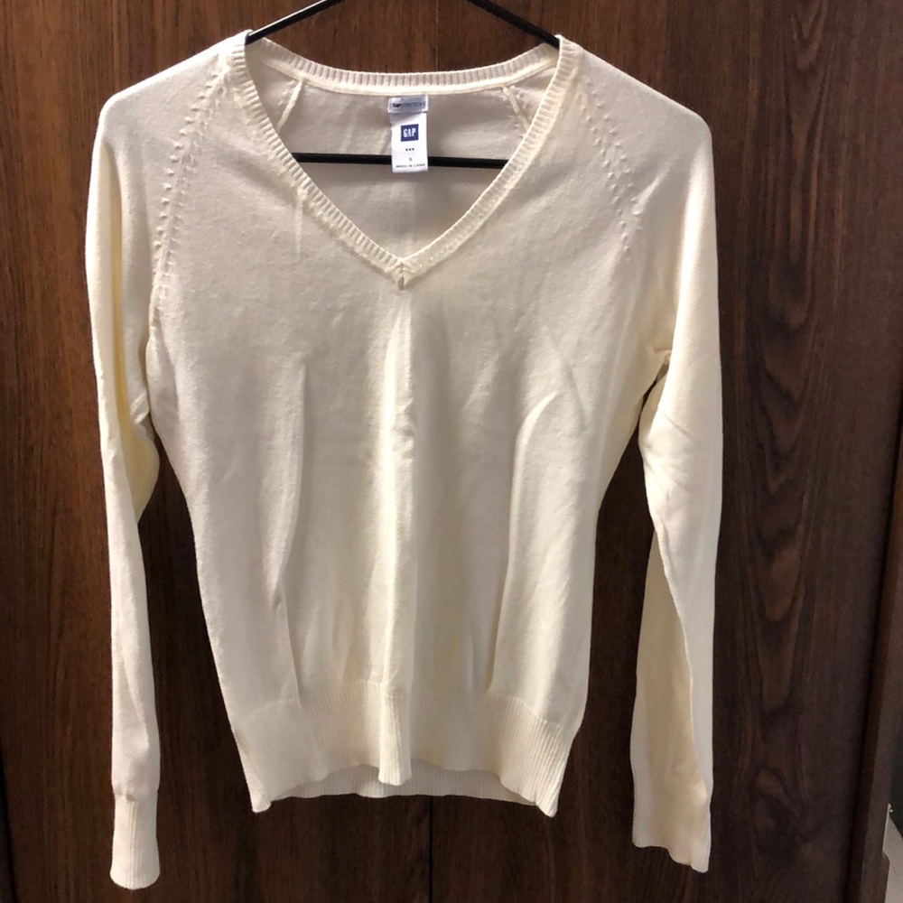 Gap Stretch white/cream lightweight v-neck sweater